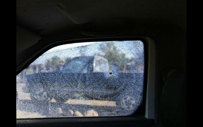 El hombre resultó herido en el rostro con los fragmentos de cristal de la ventana del taxi debido a un disparo que recibió el vehículo. EFE / ARCHIVO