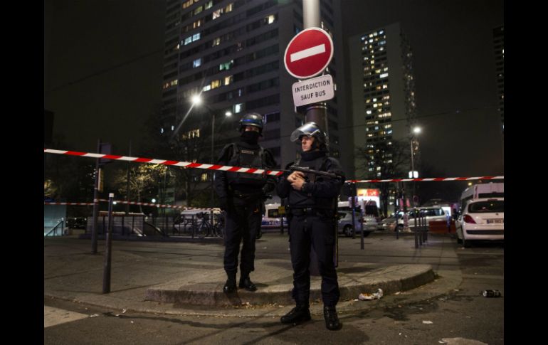 Policías acordonaron la zona con un perímetro de seguridad. AFP / E. Laurent