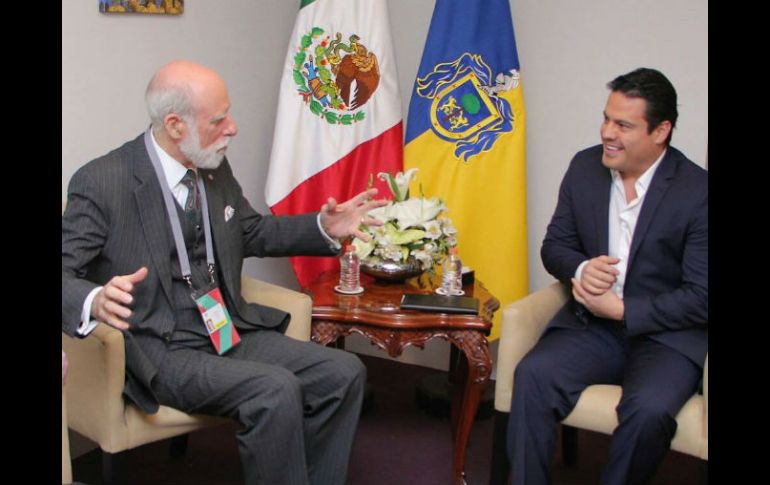 Vinton Gray Cerf, jefe promotor de Internet de Google, junto al gobernador de Jalisco, Aristóteles Sandoval. ESPECIAL / Aristóteles Sandoval