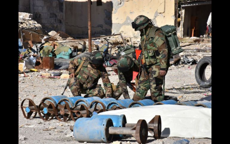 Fuerzas gubernamentales inspeccionan cohetes caseros usados por los rebeldes para sus ataques. AFP / G. Ourfalian