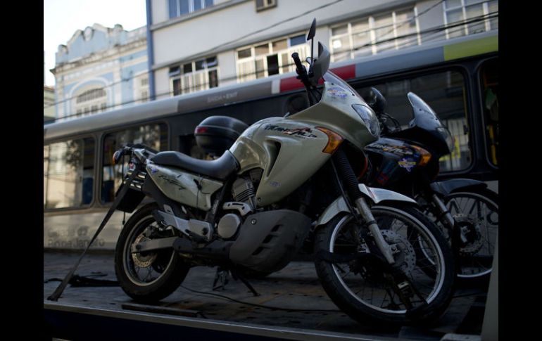 Los hombres estaban recorriendo Sudamérica en motocicletas que fueron encontradas en la favela, señalaron funcionarios. AP / S. Izquierdo