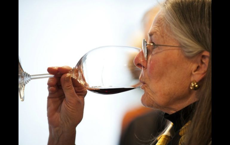 Una copa diaria de vino tinto es una recomendación sólo para aquellos entusiastas del producto. AFP / ARCHIVO