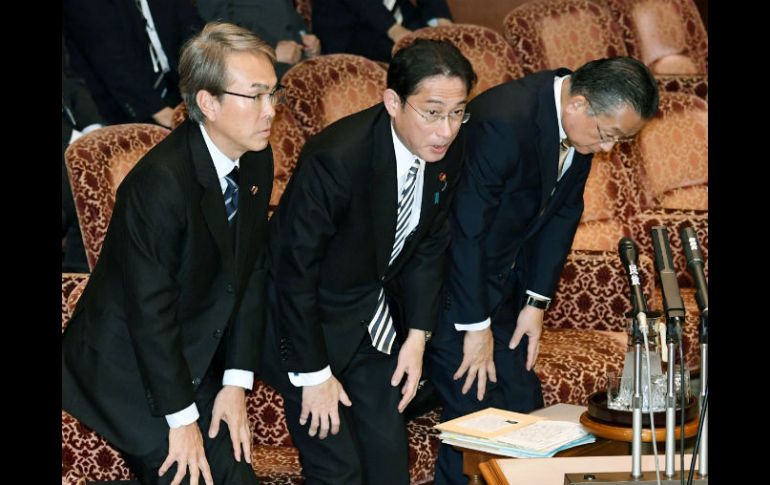Los ministros de Economía, Relaciones Exterioes y agricultura, tras la aprobación del TPP en el legislativo. AP / Y. Shimizu