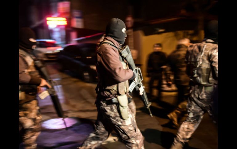 Cuerpos de seguridad turcos patrullan la zona cercana a los ataques. AFP / Y. Akgul