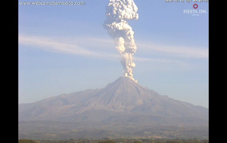 Imagen captada del volcán al momento de la exhalación. TWITTER / @LUISFELIPE_P