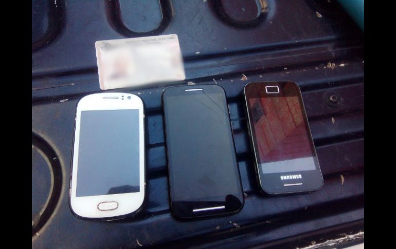 El hombre tenía tres celulares que comercializaba en la vía pública. ESPECIAL / Policía de Guadalajara