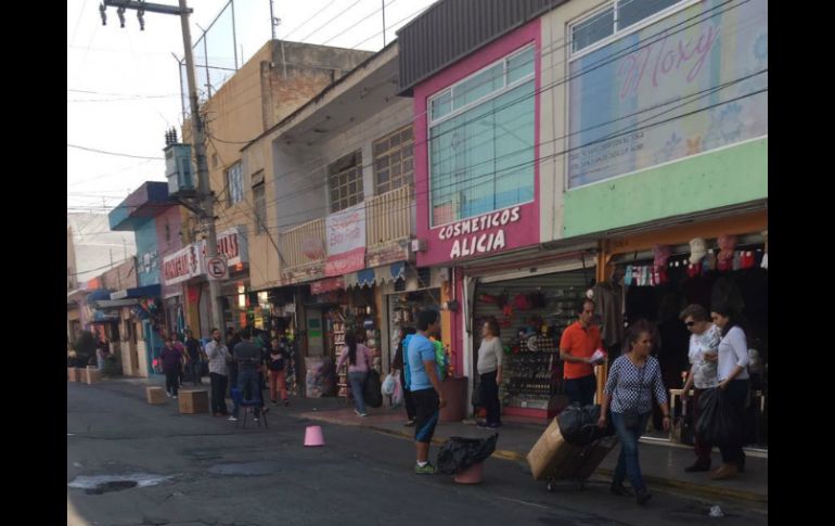 Locatarios colocan cajas de cartón, sillas y botes para apartar lugar en la vía pública. ESPECIAL / Policía de Guadalajara