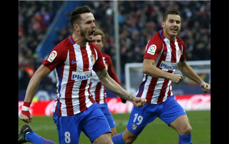 Saúl Ñíguez celebra el tanto que le da la victoria al Atlético. EFE / K. Huesca