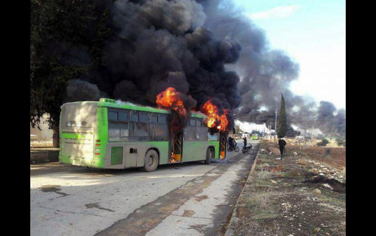 Uno de los autobuses del gobierno quemados en la provincia de Idlib. AP / Vía SANA.