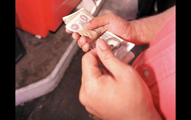 Con la salida del billete de 100 bolívares, que es la denominación más alta que existe actualmente, se agrava la escasez monetaria. AFP / ARCHIVO