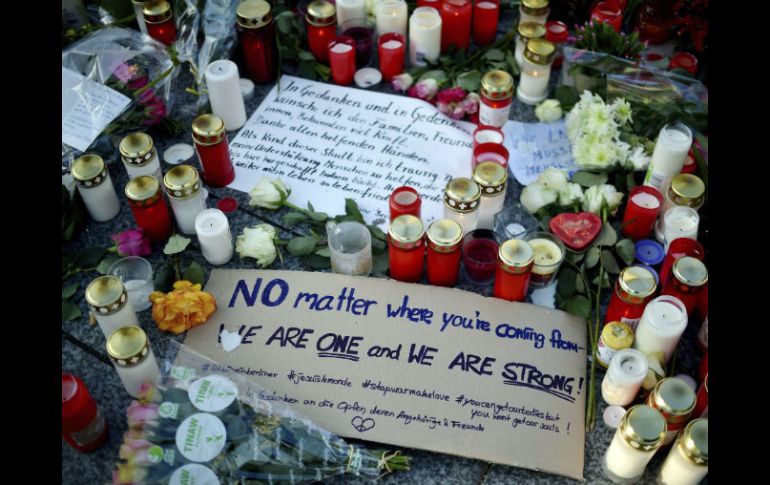 El sitio donde ocurrió el atropellamiento luce abarrotado de velas, flores y mensajes de apoyo a las víctimas. EFE / B. Pedersen