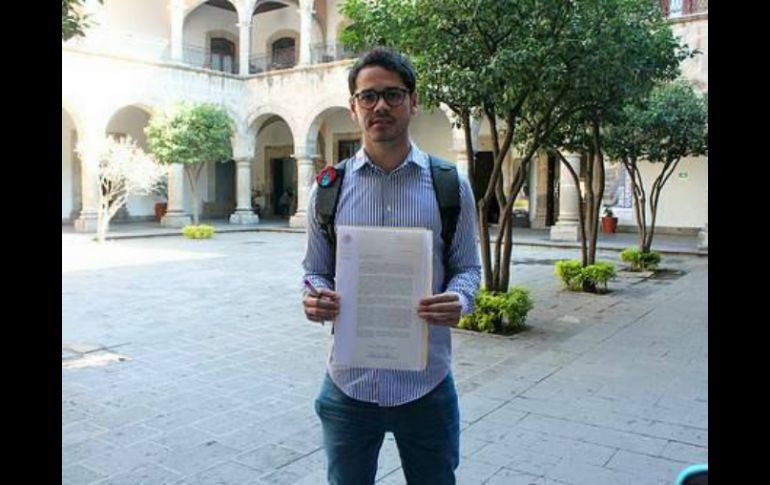 Alejandro Hermosillo acudió este miércoles al Palacio de Gobierno para dejar un oficio haciendo la petición. FACEBOOK / Alejandro Hermosillo