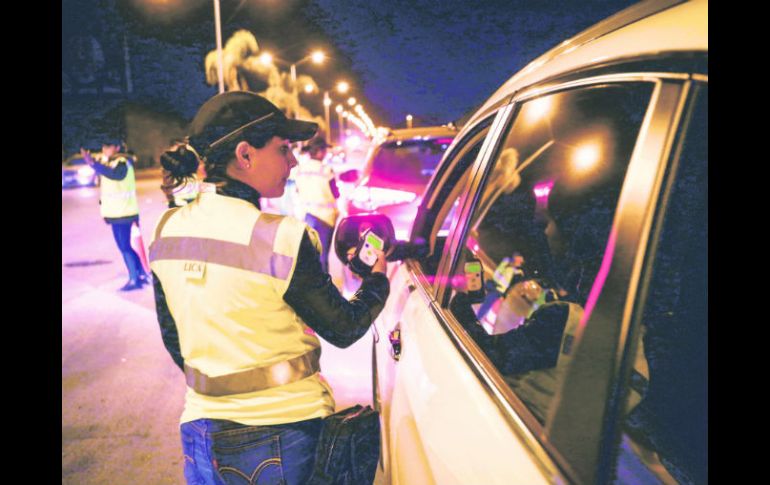 Una agente vial muestra el resultado del examen de alcoholimetría a un conductor en Juan Palomar y Arias y avenida Universidad. EL INFORMADOR / G. Gallo