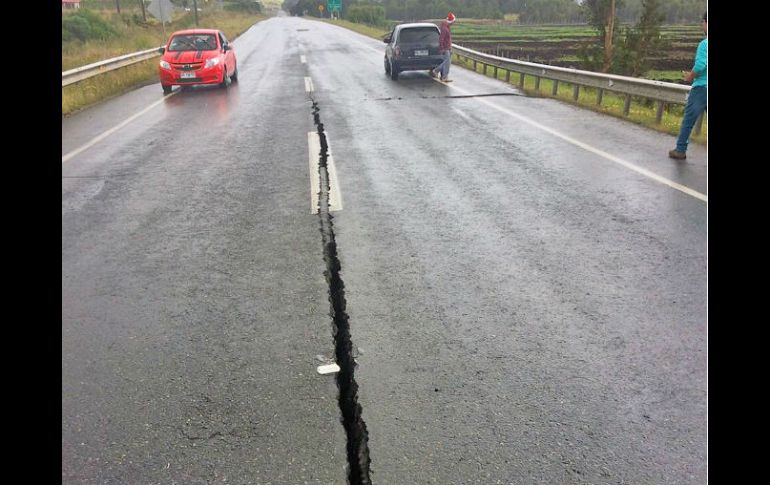 Usuarios de la red social Twitter publicaron fotografías de daños viales de consideración en puentes y carreteras. NTX / CORTESÍA