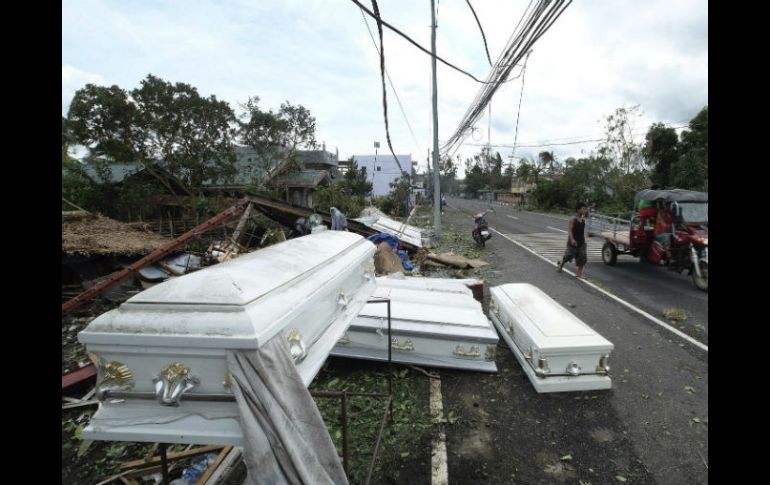 El tifón Nock-Ten tocó tierra en la isla de Bicol este domingo por la noche y el lunes llegaría a Manila, más al norte. EFE / Z. Sayat
