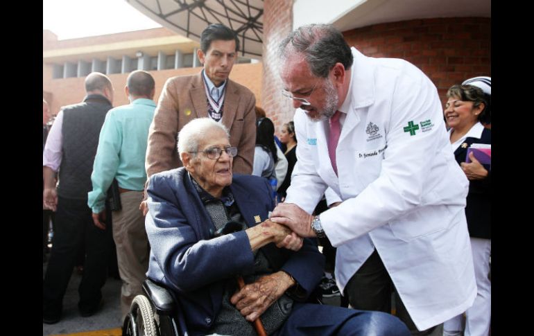 Mario Rivas Souza saluda a Fernando Petersen Aranguren. EL INFORMADOR / E. Barrera