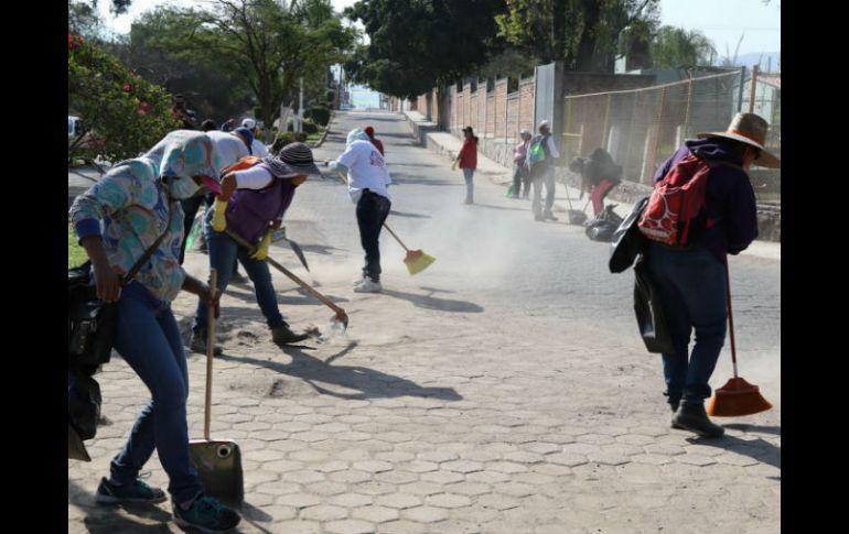 Habitantes de la comunidad se unieron para realiar la jornada de limpieza intensa en la zona. ESPECIAL / flickr / Gobierno de Tlajomulco