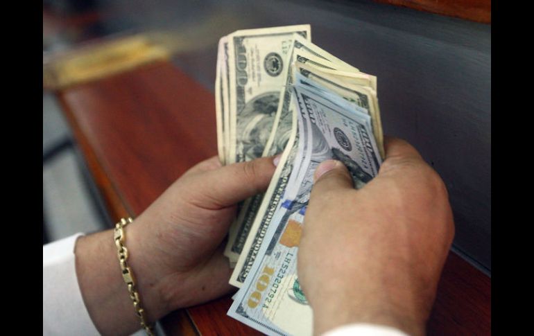 Bancos mexicanos colocan al dólar libre en una venta de 21.12 pesos. EL INFORMADOR / ARCHIVO