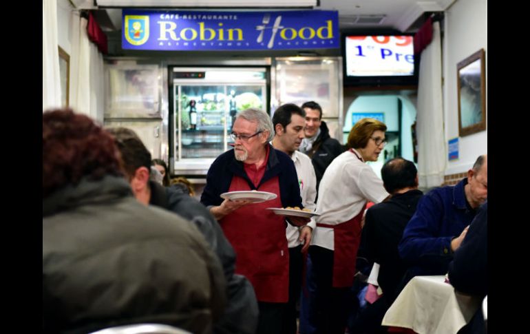 Cada noche, el restaurante atiende a unas 50 personas sin hogar. AFP / G. Julien