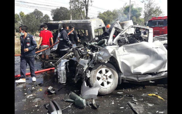 Miembros de los servicios de rescate tailandeses inspeccionan los restos de los vehículos tras la colisión. EFE / STR