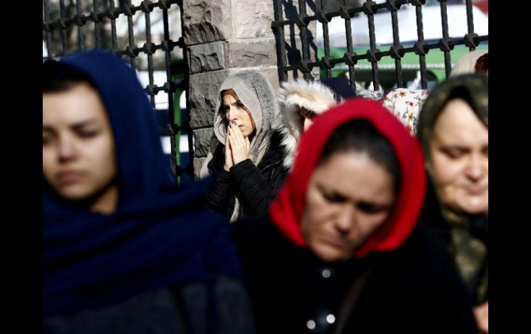 Familiares de las víctimas del atentado en el club Reina lloran durante un funeral. EFE / S. Suna