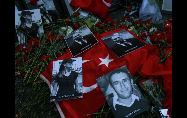 Durante un homenaje, las fotografías de las víctimas del ataque lucieron rodeadas de claveles rojos. AP / E. Gurel