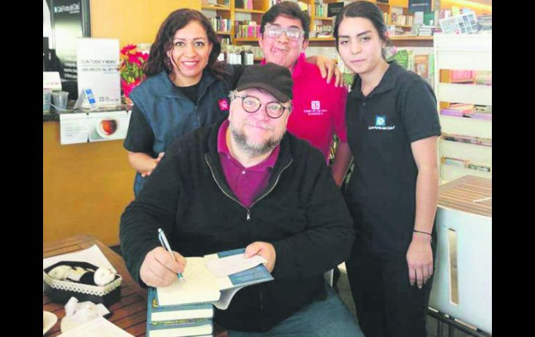 Del Toro se detuvo en la librería del Fondo de Cultura Económica de la zona de Chapultepec y López Cotilla, donde bebió un café. ESPECIAL / CORTESÍA MARGARITA CORDERO