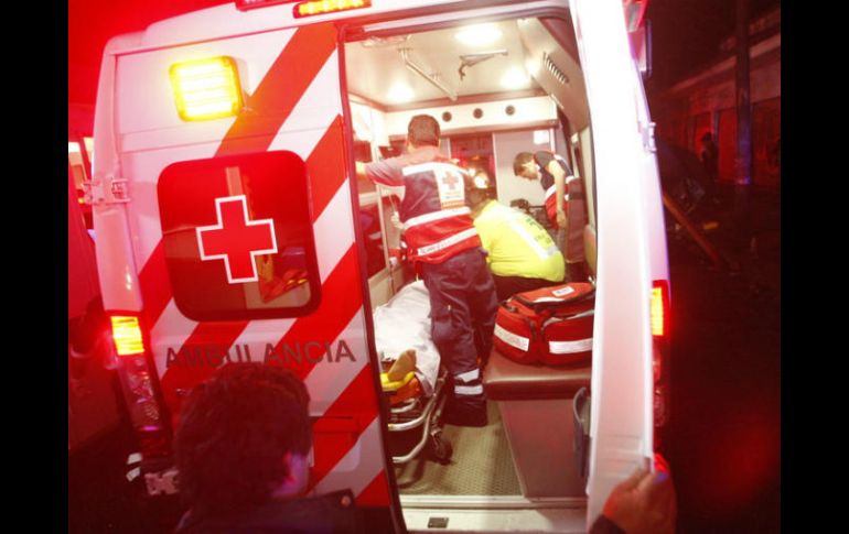 Una ambulancia de la Cruz Roja Mexicana lo trasladó a la víctima al Hospital General, donde falleció cuando recibía atención médica. EL INFORMADOR / ARCHIVO