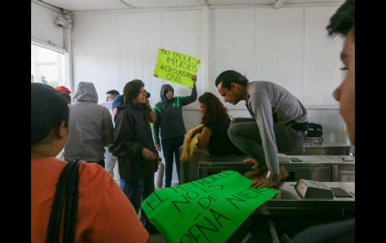 Ayer miércoles varios ciudadanos protestaron en el Tren Ligero y dejaron pasar gratis a los usuarios. EL INFORMADOR / ARCHIVO