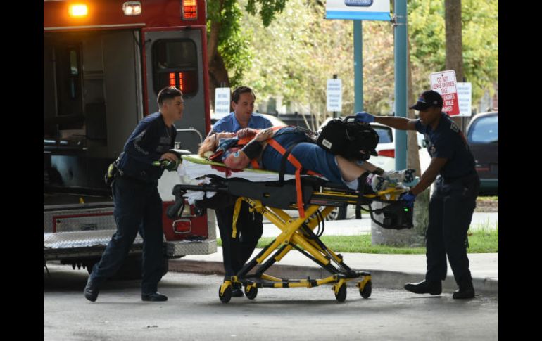 Una mujer herida es llevada a un hospital luego del tiroteo. AP / T. Álvarez