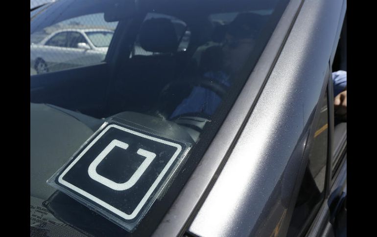 Ayer viernes, Uber informó que aumento 15 por ciento la tarifa de los viajes en la Capital. AP / ARCHIVO