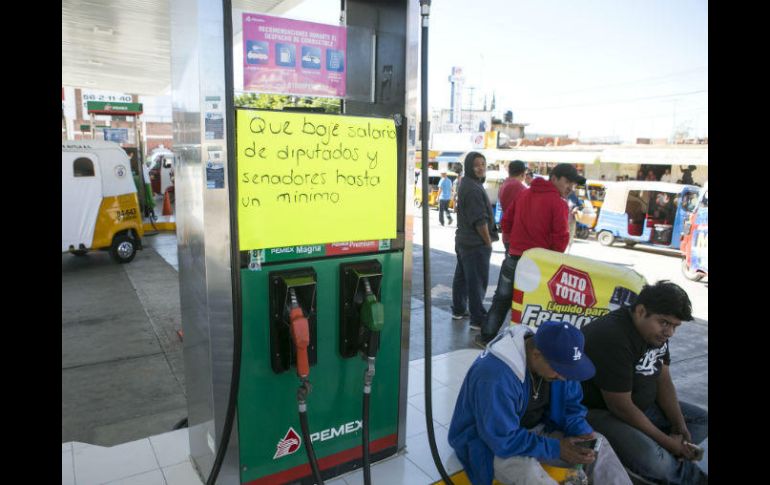 Los manifestantes resaltan que el incremento en las gasolinas es resentido en mayor parte por empleados y pobres. EFE / M. A. Martínez