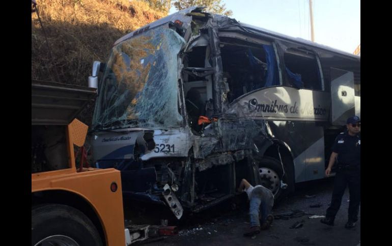 El conductor del vehículo quedó prensado y fue liberado con vida por rescatistas de Tepatitlán. ESPECIAL / Protección Civil Jalisco