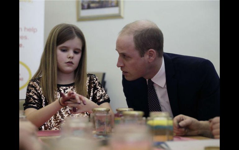 El príncipe Guillermo consoló a una niña que perdió a su padre y habló sobre lo que él mismo albergó cuando murió su madre. AP / ARCHIVO