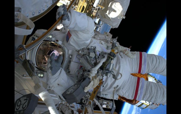Los astronautas efectuaron conexiones eléctricas para tres de las seis nuevas baterías de iones de litio que alberga la EEI. TWITTER / @NASA