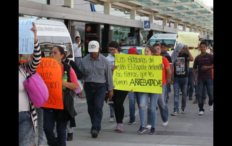 Tras la reunión con las autoridades, los ejidatarios de El Zapote se manifestaron a las puertas de la terminal aérea. EL INFORMADOR / P. Franco