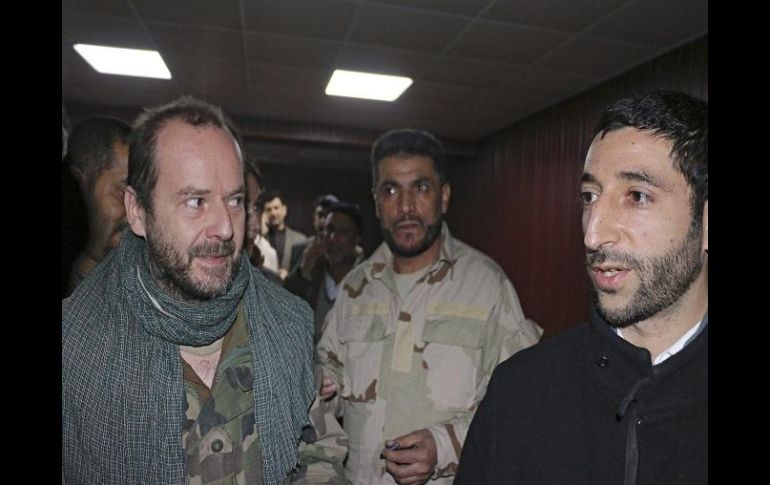 Juan Carlos Real (i) fue secuestrado el 19 de diciembre en Kunduz y liberado ayer en la misma región por las fuerzas de seguridad. EFE / N. Raheem