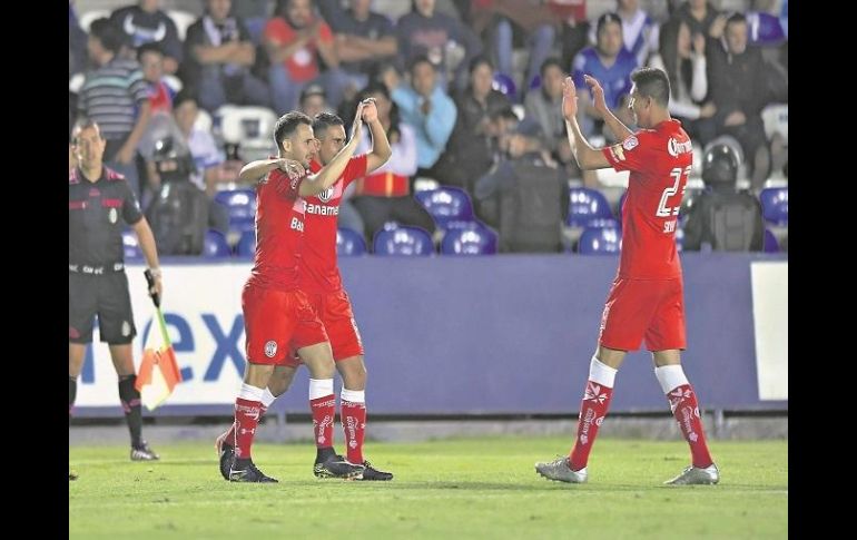 El delantero Maikon Souza (izquierda) celebra su anotación con sus compañeros del Toluca en el partido contra Celaya. MEXSPORT /