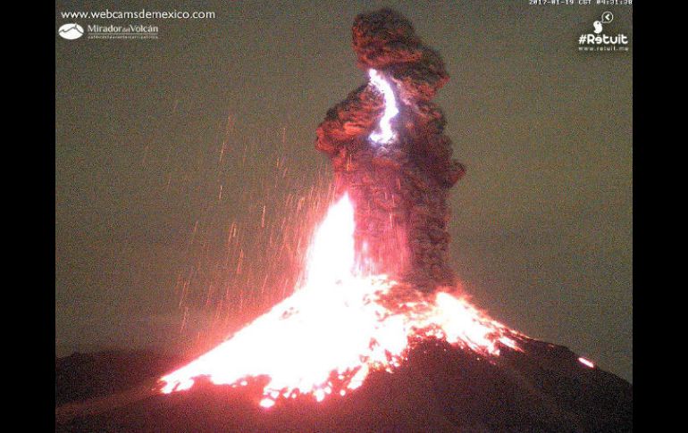 El llamado Volcán de Fuego presenta una explosión con emisión de material incandescente a las 04:32 horas de este jueves. TWITTER / @webcamsdemexico