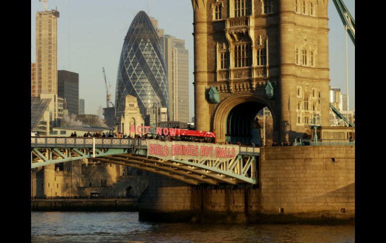 Un letrero que dice ''Construyamos puentes no muros'' (Bridges not walls) sobre el puente de la Torre de Londres. AP / M. Dunham