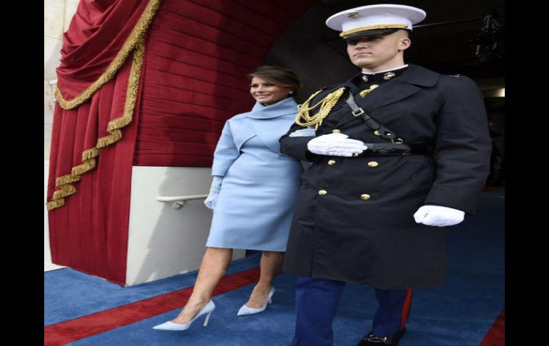 Con el cabello recogido, guantes de gamuza azules y zapatos de tacón alto, la señora Trump fue recibida en la Casa Blanca. AP / P. Saul