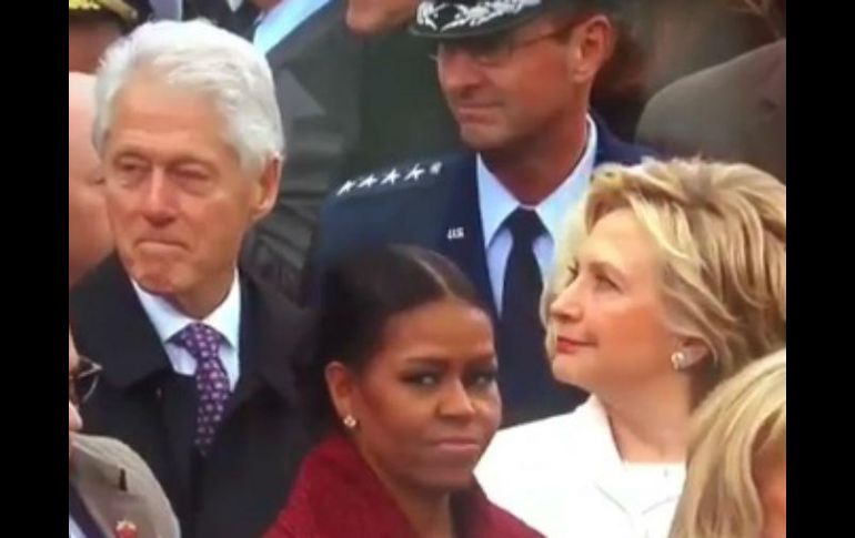 Algo en la sonrisa de Bill Clinton no le gustó a su esposa, la ex candidata presidencial Hillary Clinton. TWITTER / @DailyMail