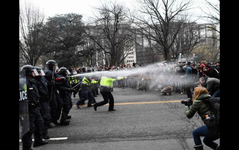 La policía utilizó gas pimienta y mangueras para dispersar a los manifestantes. AFP / J. Samad