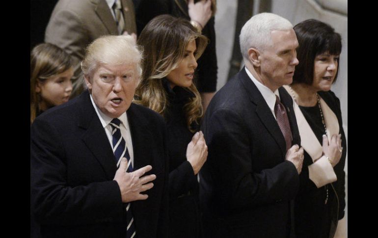 Trump, su esposa Melania, el vicepresidente Mike Pence y su esposa ocupan la primera fila en la Catedral Nacional en Washington. EFE / O. Douliery
