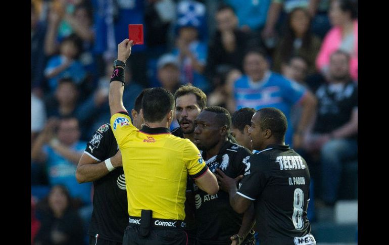 Walter Ayoví fue castigado por juego brusco tras ser expulsado en el juego en que Monterrey empató con Cruz Azul. MEXSPORT / ARCHIVO