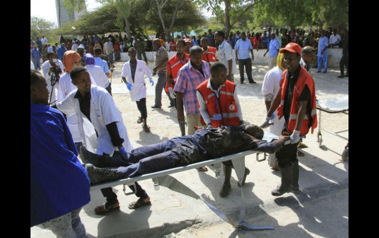Paramédicos trasladan a uno de los lesionados a un hospital cercano. AP / F. Abdi Warsameh