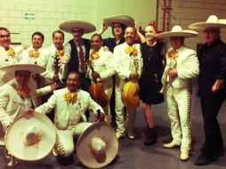 En la instantánea, los integrantes de la banda aparecen junto a un mariachi con todo y el sombrero del atuendo mexicano. FACEBOOK / Garbage
