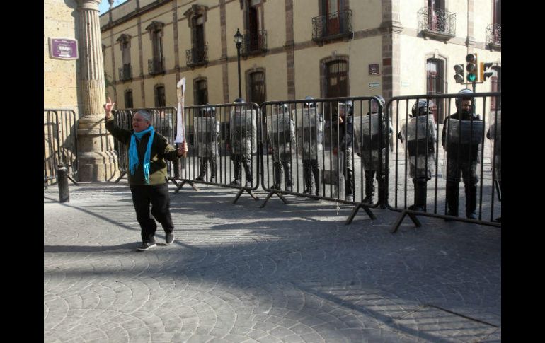 Esta mañana, colectivos bloquearon las entradas al edificio del Congreso como exigencia a una respuesta a sus demandas. EL INFORMADOR / M. Vargas