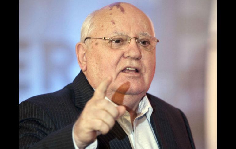 Según Gorbachov, cuando escasea el dinero para programas sociales, se invierten grandes cantidades en armamento. EL INFORMADOR / ARCHIVO