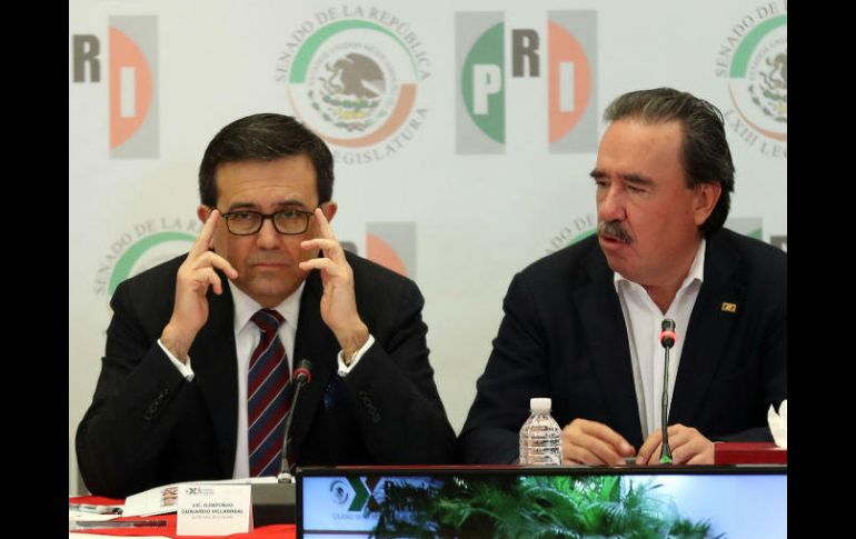 Ildefonso Guajardo y el senador Emilio Gamboa Patrón durante la reunión plenaria del grupo parlamentario del PRI. SUN / J. Reyes